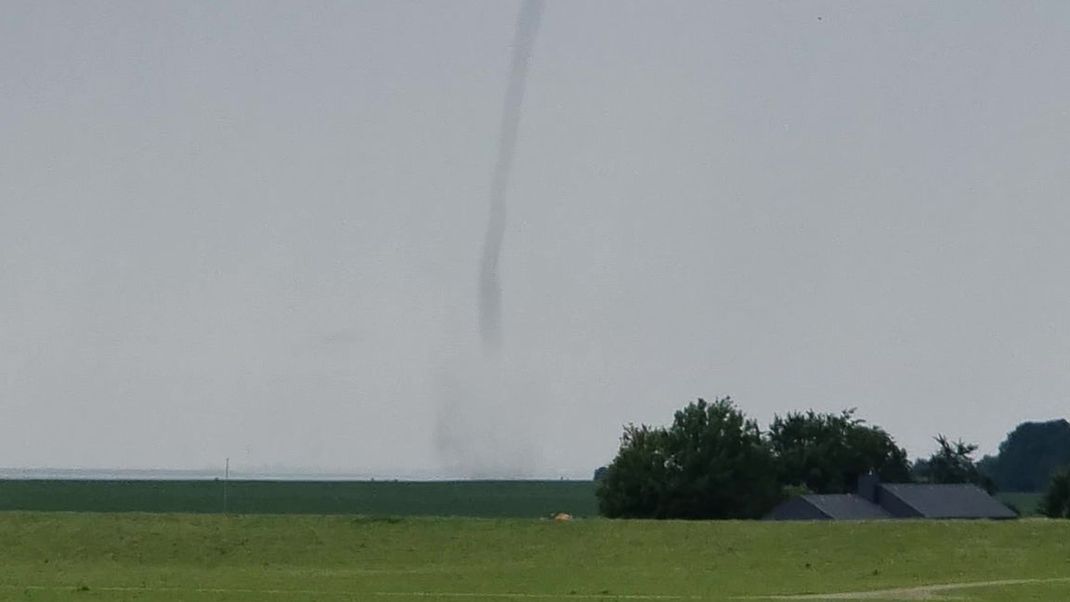 Ein Tornado zieht über die Elbe. Der DWD hat die Echtheit des Wetterphänomens bestätigt.