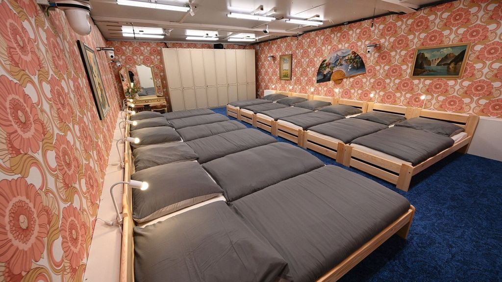 So verbrachten die Stars die erste Nacht im Container