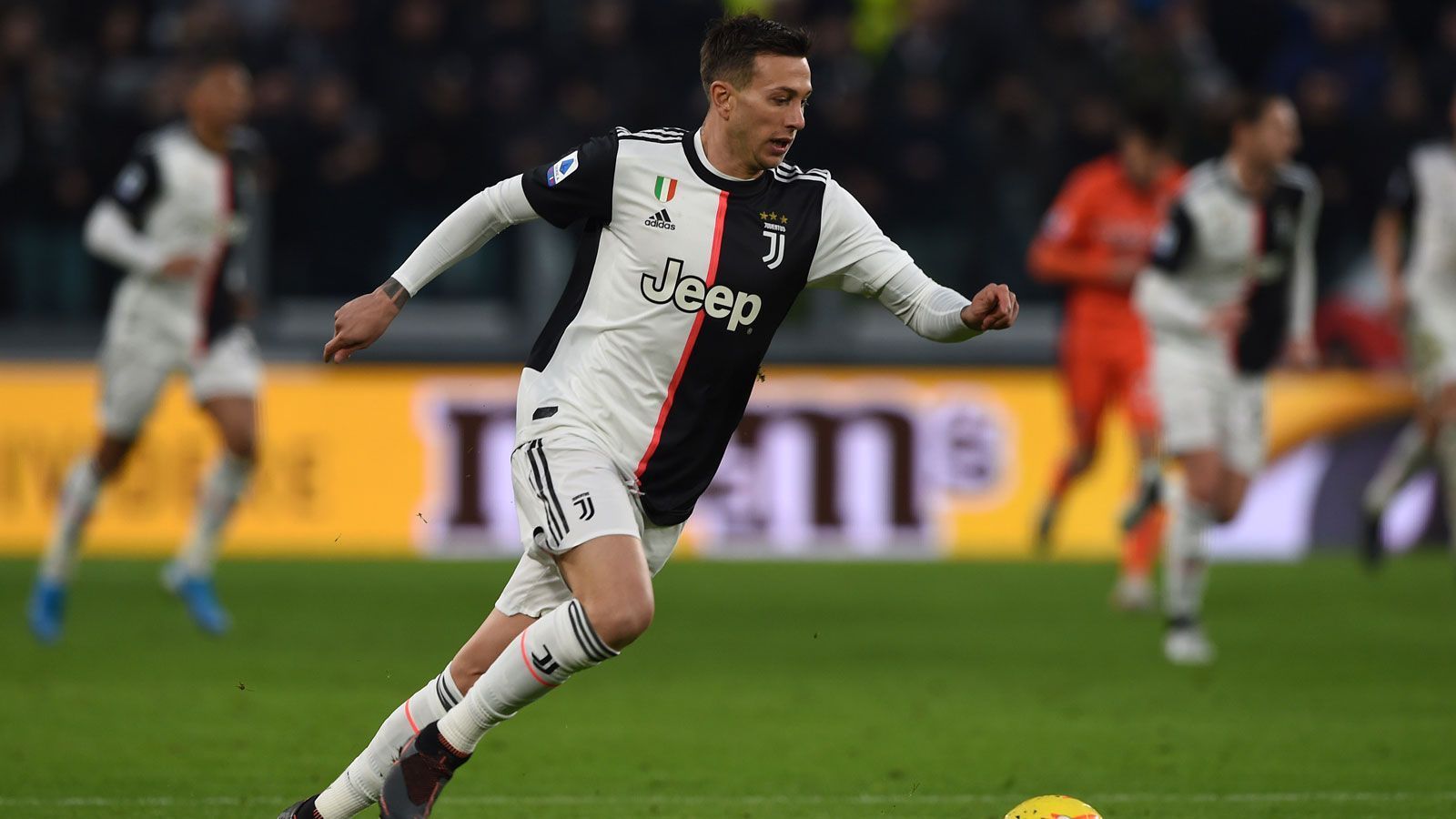 
                <strong>Federico Bernardeschi</strong><br>
                Der 26-jährige Italiener steht als Flügelspieler im Schatten von Weltfußballer Cristiano Ronaldo und muss sich daher häufig mit der Rolle des Reservisten begnügen. Nach einer starken Saison mit der Fiorentina wechselte Bernardeschi im Sommer 2017 für 40 Millionen Euro Ablöse zu Juventus, doch seine Tage bei der "Alten Dame" könnten gezählt sein. Der Vertrag des 24-maligen Nationalspielers läuft im Sommer 2022 aus.
              