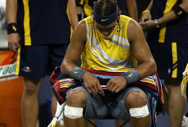 
                <strong>September 2007, Knieprobleme </strong><br>
                Das Knie ist dick verbandagiert. Der Spanier leidet schon früh an Schmerzen im Knie und muss immer wieder behandelt werden. 
              
