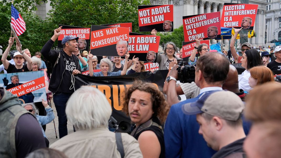 Vor dem Gerichtsgebäude in New York trafen jubelnde und protestierende Menschen aufeinander.