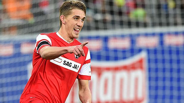 
                <strong>Nils Petersen (SC Freiburg)</strong><br>
                Nils Petersen (SC Freiburg) - Bei Werder Bremen war Petersen hinter Franco di Santo und Davie Selke in der abgelaufenden Spielzeit nur dritte Wahl. So wurde der 26-Jährige zur Winterpause an den SC Freiburg verliehen und erzielte in zwölf Spielen neun Tore! Trotz des Abstiegs kauften ihn die Breisgauer für 2,8 Mio. Euro.
              