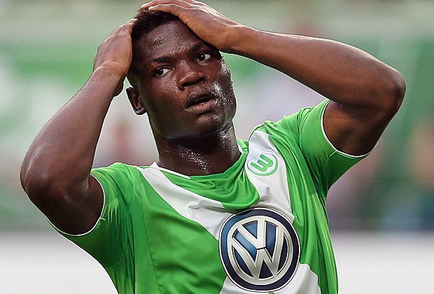 
                <strong>Junior Malanda</strong><br>
                Er kann es nicht fassen: Junior Malanda bringt es gegen Eintracht Frankfurt in der Nachspielzeit fertig, den Ball zwei Meter vor dem Tor gegen sein eigenes Standbein zu schießen. Wie sich die Bilder dich ähneln - bereits in der vergangenen Woche ...
              