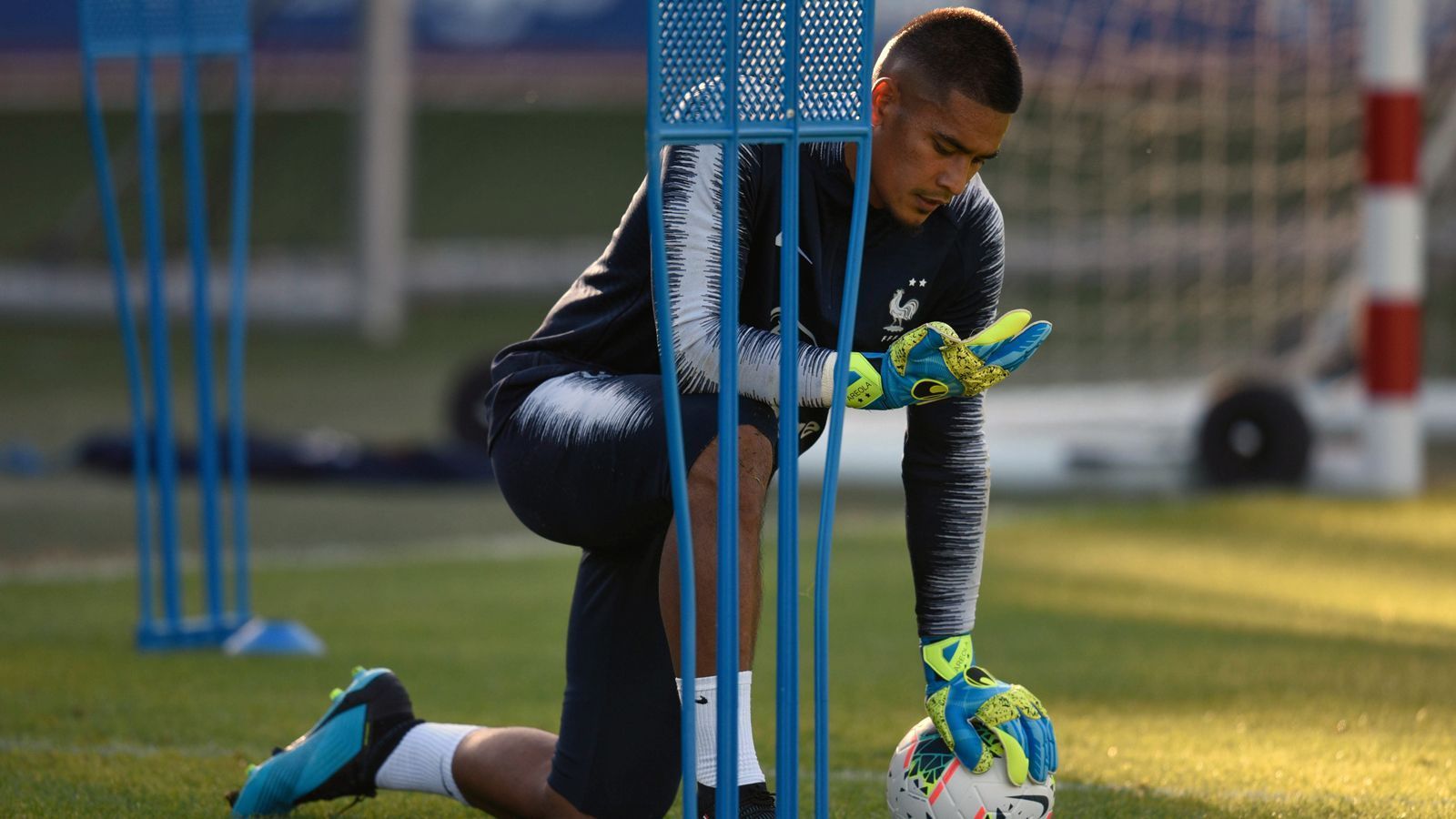 
                <strong>Alphonse Areola (Frankreich)</strong><br>
                Bei Weltmeister Frankreich hat sich Alphonse Areola gerade rechtzeitig in den Fokus gespielt. So durfte der frühere PSG-Keeper sogar ohne Länderspiel-Einsatz mit zur WM-Endrunde 2018 nach Russland, wo die Grande Nation letztlich triumphierte. Nach dem WM-Titel blieb für den 26-Jährigen aber weiterhin nur die Backup-Rolle hinter Tottenhams Hugo Lloris. Daran dürfte sich in absehbarer Zeit nichts ändern, denn einerseits ist Lloris Kapitän der "L'Equipe" und andererseits sitzt Areola nach seinem Wechsel zu Real Madrid auch dort derzeit auf der Bank. So kann das einstige PSG-Eigengewächs keine ernsthaften Ansprüche auf die Nummer 1 in Frankreich stellen, sondern muss angesichts der Real-Reservistenrolle eher froh sein, künftig - ohne Spielpraxis - überhaupt noch für die Nationalmannschaft nominiert zu werden.
              