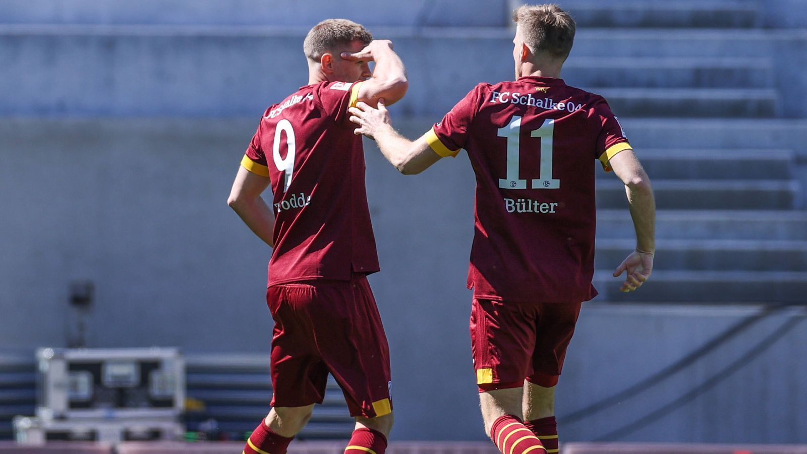 
                <strong>Simon Terodde und Marius Bülter (FC Schalke 04)</strong><br>
                Simon Terodde und Marius Bülter: Das Sturmduo des aktuellen Tabellenführers FC Schalke 04 ist eine Schlüsselposition für Königsblau. Beim Top-Spiel beim SV Darmstadt gewannen die Knappen zuletzt überzeugend mit 5:2, dabei erzielte Terodde zwei und Bülter sogar drei Tore. Ohne den besten Knipser der Zweitligageschichte sowie den quirligen Stürmer Bülter weiß man bei S04 gar nicht, wer überhaupt sonst die Tore machen soll.
              