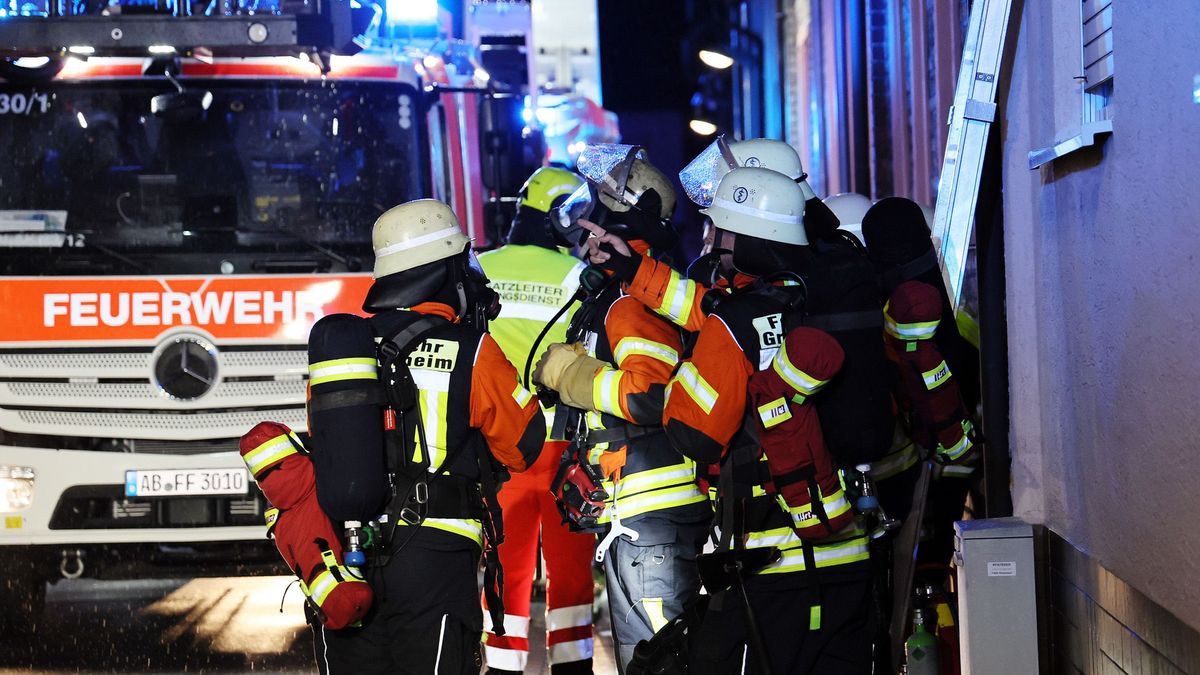 Feuerwehrleute sind bei einem  Wohnungsbrand im Einsatz.