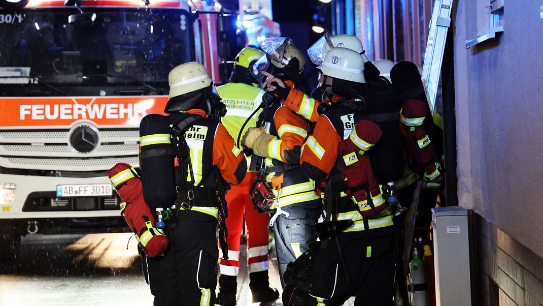 Feuerwehrleute sind bei einem  Wohnungsbrand im Einsatz.