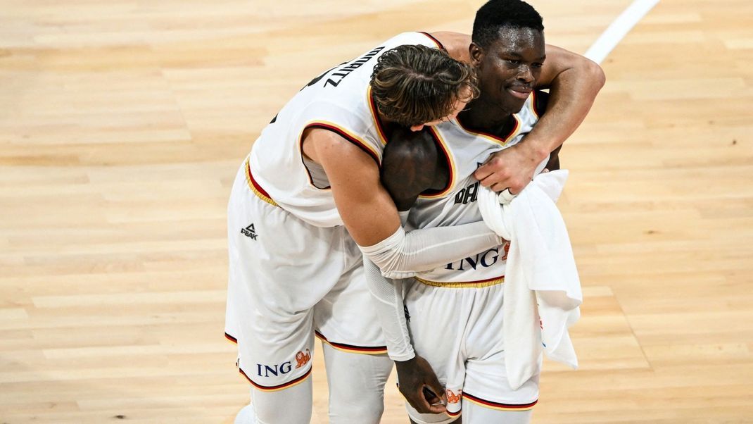 Will bei Olympia 2024 die deutsche Fahne tragen: Basketball-Weltmeister Dennis Schröder (re.).