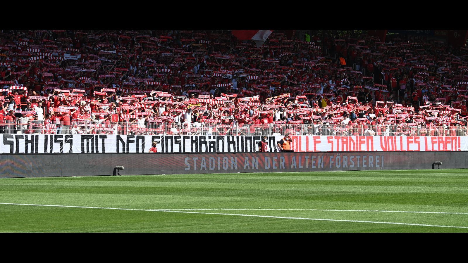 
                <strong>Verlierer: (Einige) Fans von Union Berlin</strong><br>
                Die aktuellen Regeln zur Eindämmung des Coronavirus in Deutschland gefallen längst nicht jedem. Das bewiesen auch einige Fans des 1. FC Union Berlin. Beim 1:1 gegen Bayer Leverkusen hing ein Banner auf der Gegengeraden, für die Führungskamera gut sichtbar, mit den Worten: "Schluss mit den Beschränkungen! Volle Stadien, volles Leben". Sicher ein diskussionswürdiges Thema, doch ob eine Aufhebung aller Beschränkungen sinnvoll ist, darf angezweifelt werden. Genau so wie die Tatsache, ob alle Berliner Fans das so sehen. Ebenso machten einige Fans auf sich aufmerksam, die Jonathan Tah und Nadiem Amiri auspfiffen. In der vergangenen Saison hatte es einen Rassismus-Eklat um die beiden sowie den Ex-Unioner Florian Hübner gegeben, der sich leztlich nicht aufklären ließ. Hübner wurde zum Unmut der Fans der Eisernen gesperrt. Weder das Banner noch die Pfiffe haben die Fans der Köpenicker eigentlich nötig.
              