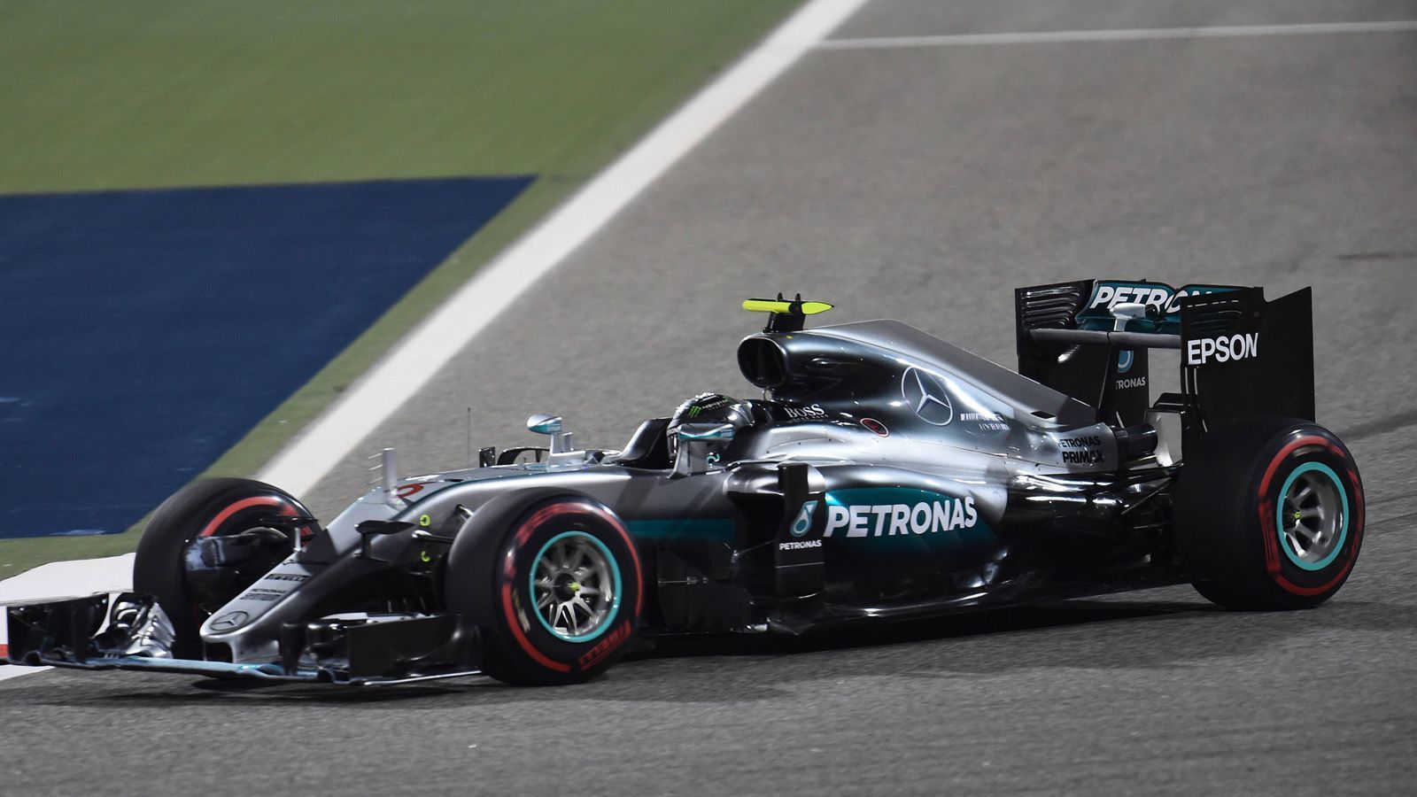 
                <strong>Mercedes Petronas (2016)   </strong><br>
                Eine abgesenkte Höckernase und sehr breite Frontflügel sind die prägenden Elemente der neueren Formel 1-Fahrzeuge. Wie hier am Weltmeister-Auto von Nico Rosberg 2016. Den Heckflügel können die Piloten seit 2011 mittels DRS-System dazu nutzen, um an geeigneten Streckenstellen weniger Luftwiderstand und dadurch mehr Geschwindigkeit zu haben - so wird das Überholen vereinfacht.
              