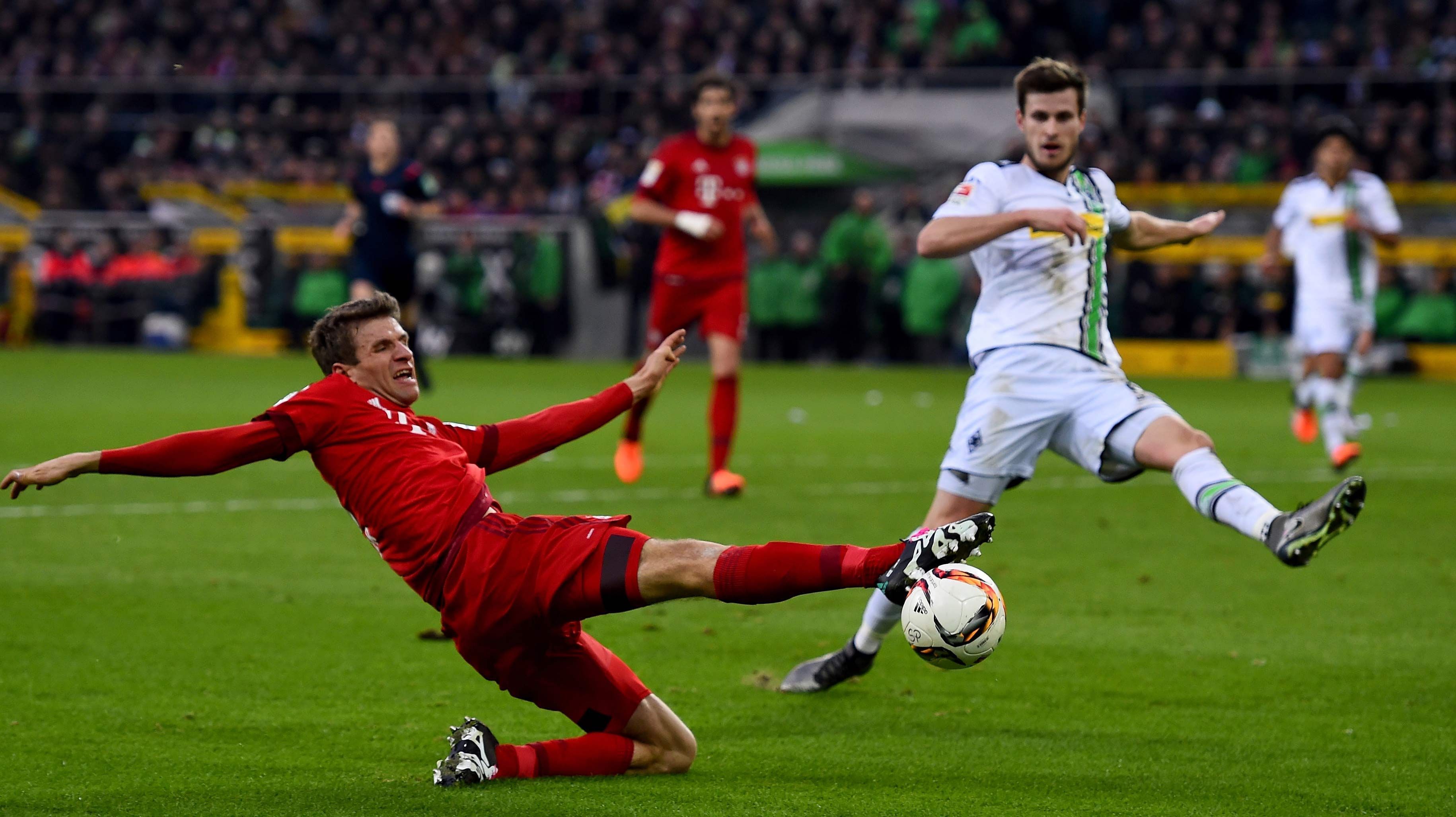 
                <strong>Thomas Müller (Bayern München)</strong><br>
                Thomas Müller (Bayern München): Scheitert mit einem unplatzierten Schuss in der 19. Minute an Yann Sommer. Tauscht im Laufe der zweiten Halbzeit mit Coman die Seiten. Weitestgehend abgemeldet. Daher: ran-Note: 4. 
              