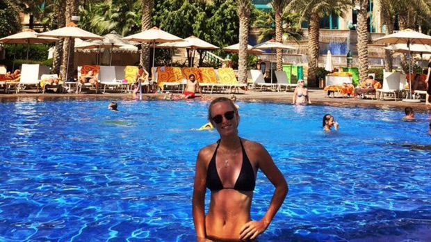 
                <strong>Caroline Wozniacki</strong><br>
                Eins geht noch: Hier relaxt Miss Wozniacki im Pool in Dubai. Viel Spaß beim Planschen und bis bald, liebe Caroline!
              