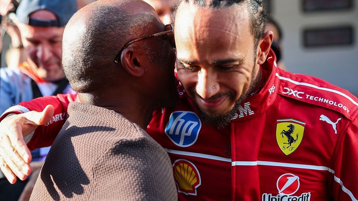 Lewis Hamilton freut sich mit seinem Vater über die Sprintpole