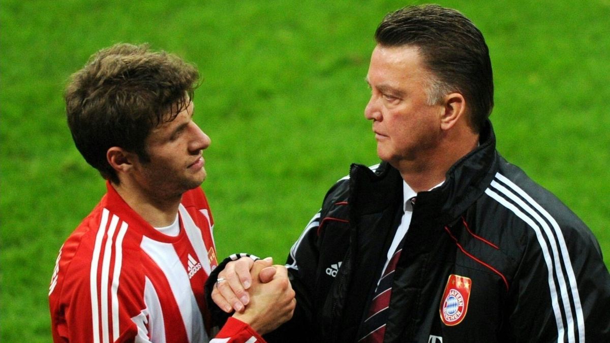 Bayern-Trainer van Gaal mit Müller 2010