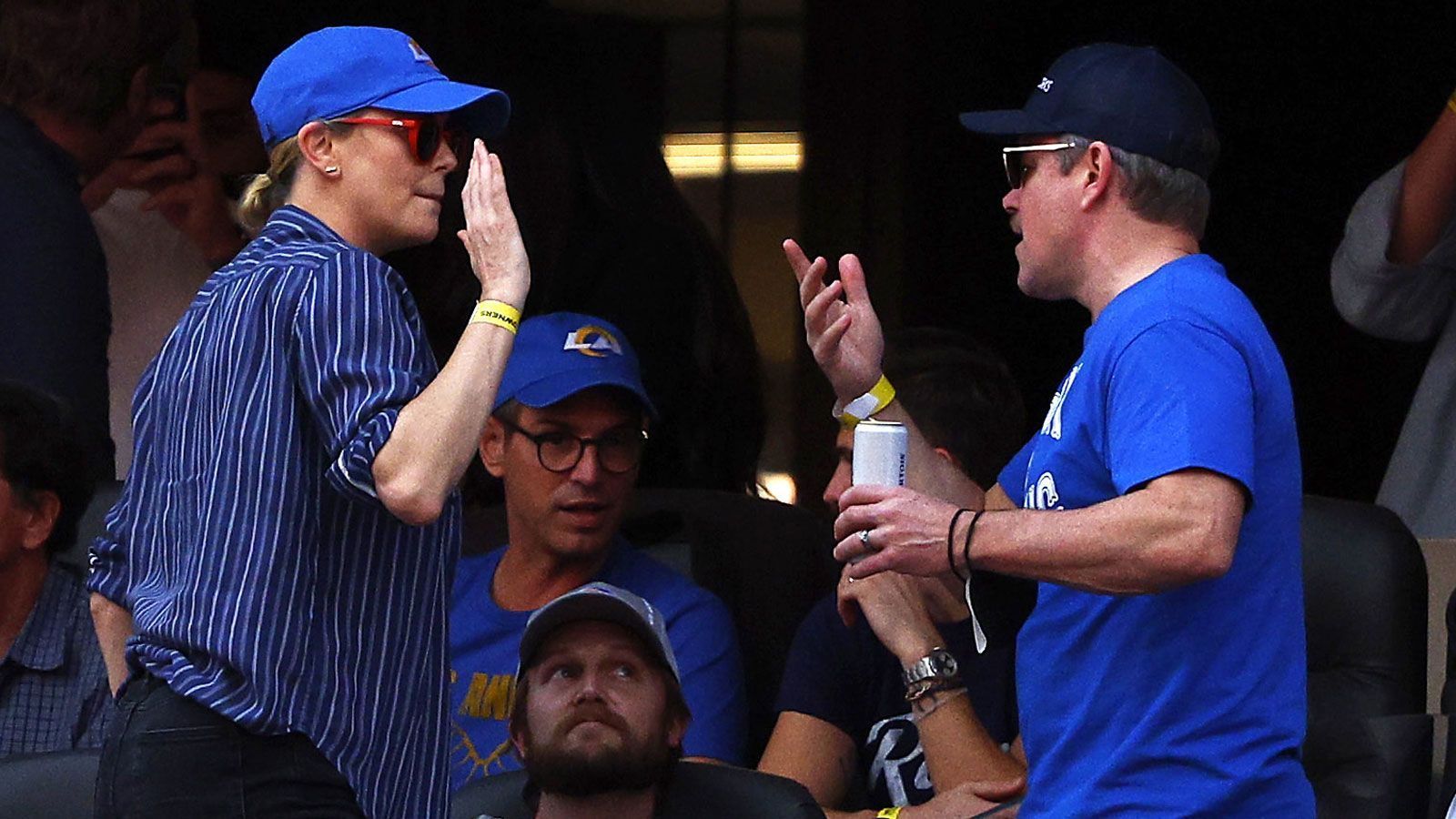 
                <strong>Charlize Theron und Matt Damon</strong><br>
                Ein Hollywood-Duo mit Herz für die Los Angeles Rams: Charlize Theron und Matt Damon fieberten mit den Gästen im eigenen Stadion.
              