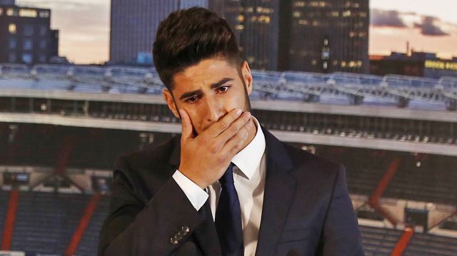 
                <strong>Marco Asensio</strong><br>
                Über diese einmalige Chance, die auf ihn bei Real wartet, ist sich der Spanier bewusst. Seine Antrittsrede bei der Präsentation vor der Presse ist für den 20-Jährigen deshalb ein besonders emotionaler Moment. Als er seiner Familie für die jahrelange Unterstützung dankt, kann Asensio die Tränen nicht mehr zurückhalten. Gerade weil er eben auch diese menschliche Seite zeigt, ist er ein Gewinn für Real Madrid. 
              