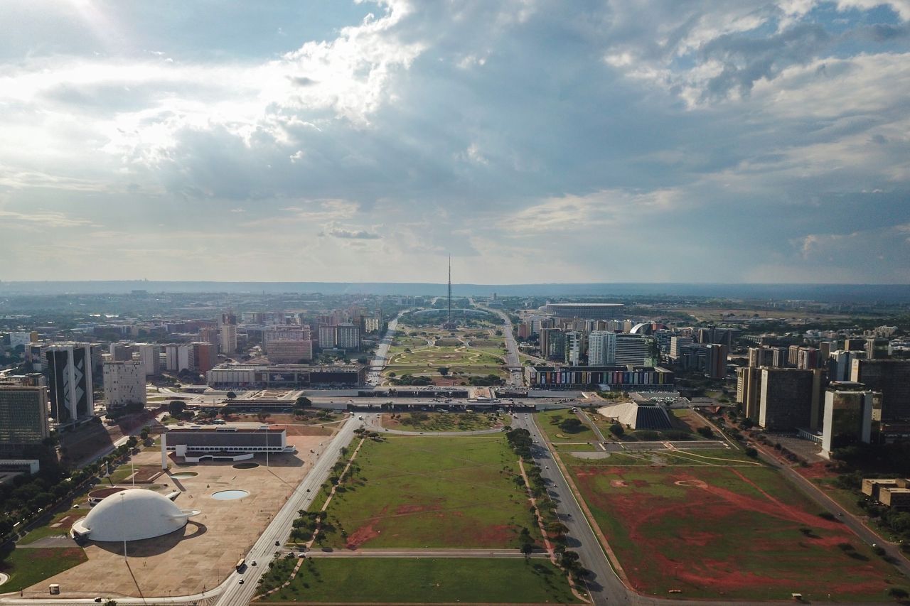 Rio de Janeiro wurde 1960 von der Planstadt Brasilia als Hauptstadt Brasiliens abgelöst. Damit sollte eine bessere Verteilung der Menschen im Land erreicht werden.