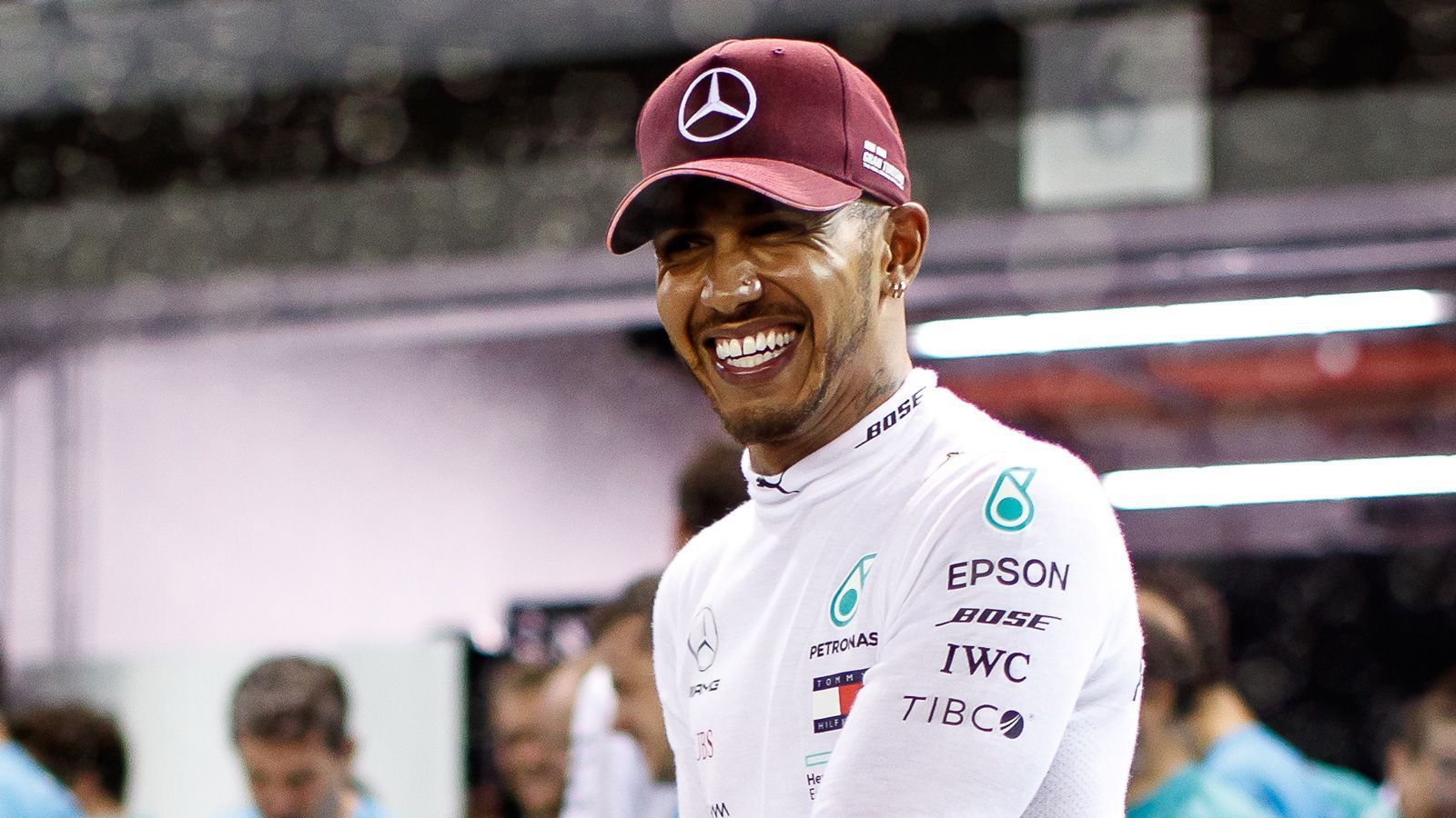 
                <strong>Lewis Hamilton (Mercedes AMG F1)</strong><br>
                Lewis Hamilton hat 2018 seinen WM-Titel verteidigt und seine fünfte Formel-1-Krone geholt. 2019 ist er ebenfalls Favorit auf den Titel. Im Juli vergangenen Jahres verlängerte Hamilton seinen Vertrag um weitere zwei Jahre. Nun bestätigt Mercedes auch seinen Teampartner für das Jahr 2020 ...
              