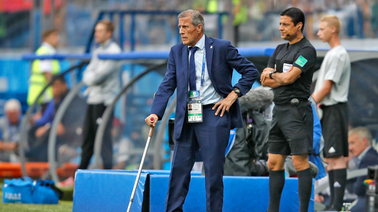 
                <strong>Oscar Tabarez (Uruguay)</strong><br>
                Die Elf ist komplett, fehlt noch der Trainer. Unsere Wahl fällt auf den ältesten Fußballlehrer des Turniers: Uruguays Nationalcoach Oscar Tabarez. Seit 2006 trainiert der 71-Jährige die "Celeste", die "Himmelblauen", gewann 2011 mit Edinson Cavani und Co. die Copa America. Auch von einer schweren Krankheit lässt sich der "Meastro" nicht unterkriegen. Tabarez leidet am Guillain-Barré-Syndrom, einer Schädigung des Nervensystems, die auch Muskelschwäche zur Folge hat. An schlechten Tagen ist Tabarez auf einen Rollstuhl angewiesen, sonst sieht man ihn mit Krücke am Spielfeldrand. Doch ans Aufhören hat der Südamerikaner wegen seiner Krankheit noch nie gedacht: "Nichts ändert sich für meinen Job oder im Umgang mit den Spielern. Ich werde weitermachen, solange die Ergebnisse stimmen." Nach Uruguays Viertelfinaleinzug dürfte das noch eine ganze Weile sein.
              