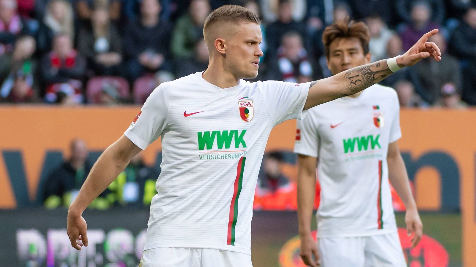 
                <strong>Philipp Max (25, FC Augsburg) </strong><br>
                Für die linke Abwehrseite hat der BVB für die Zukunft ohnehin andere Spieler im Visier, wie etwa Philipp Max vom FC Augsburg. Der ehemalige Schalker Jugendspieler gilt als extrem offensivstark. In der Bundesliga bringt es der 25-jährige Sohn von Ex-Torjäger Martin Max auf 23 Torvorbereitungen und fünf Treffer. Allerdings sollen die Ablöseforderungen der Augsburger (wohl mindestens 25 Millionen Euro) von den BVB-Bossen laut "Sport Bild" als utopisch eingestuft werden.
              