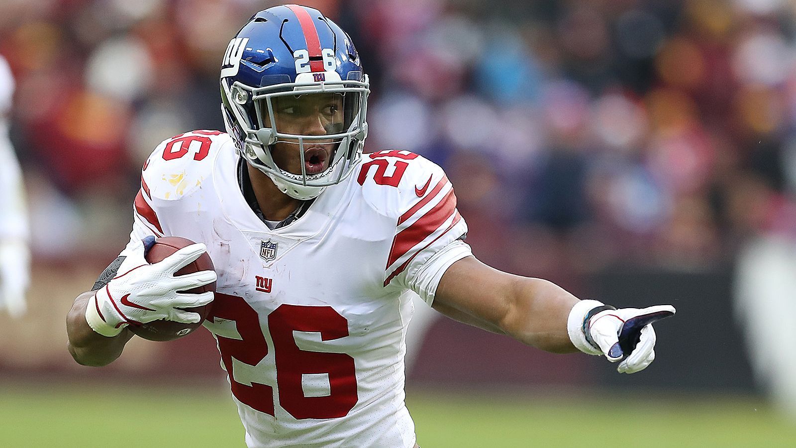 
                <strong>Offensive Rookie of the Year: Saquon Barkley (New York Giants) - 16 Stimmen</strong><br>
                Die New York Giants haben mit dem Nummer-2-Pick einen Volltreffer gelandet. Saquon Barkley erlief mit dem Ball in der Hand 1307 Yards und fand elfmal den Weg in die Endzone, zudem fing der Running Back vier Touchdown-Pässe. In neun Spielen legte der ins All-Pro First Team gewählte Barkley eine dreistellige Zahl an Total Yards zurück. An ihm lag es keineswegs, dass die "Big Blue" die Playoffs früh aus den Augen verloren.Weitere Stimmen: Baker Mayfield (7)
              