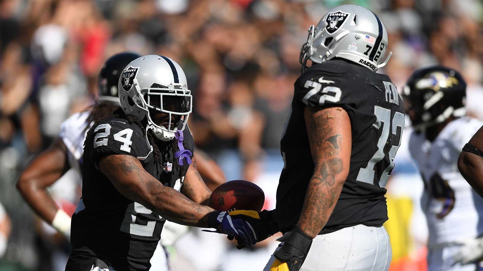 
                <strong>Marshawn Lynch (Oakland Raiders)</strong><br>
                Die Saison für Running Back Marshawn Lynch vorbei. Der Grund dafür klingt etwas kurios, denn jedes NFL-Team darf nur zwei Spieler von der Injured Reserve Liste zurück in die aktive Mannschaft beordern. Mit dem Offensive Tackle Donald Penn haben die Raiders ihren zweiten Spieler wieder in das Team zurückgeholt. Eine Woche zuvor nahm das Team aus Kalifornien bereits seinen Defensive Tackle Justin Ellis von der Liste. Steht damit das erneute Karriereende von "Beast Mode" bevor?
              