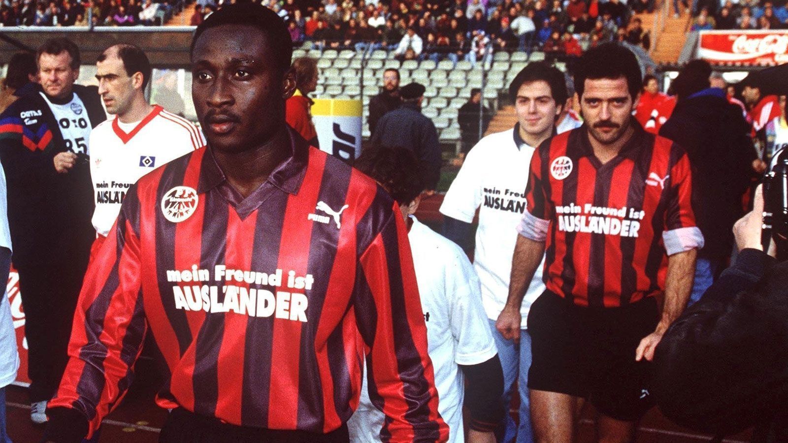 
                <strong>Uwe Bein und Anthony Yeboah (Eintracht Frankfurt)</strong><br>
                Dreierpacker: Anthony Yeboah - Vorlagengeber: Uwe Bein - Ergebnis: 5:2 über Uerdingen* - Datum: 22. Mai 1993 - *Kuriositäten: Yeboah erzielte sogar vier Treffer. Das Spiel wurde nach einem Wechselfehler aber 2:0 für Uerdingen gewertet.
              