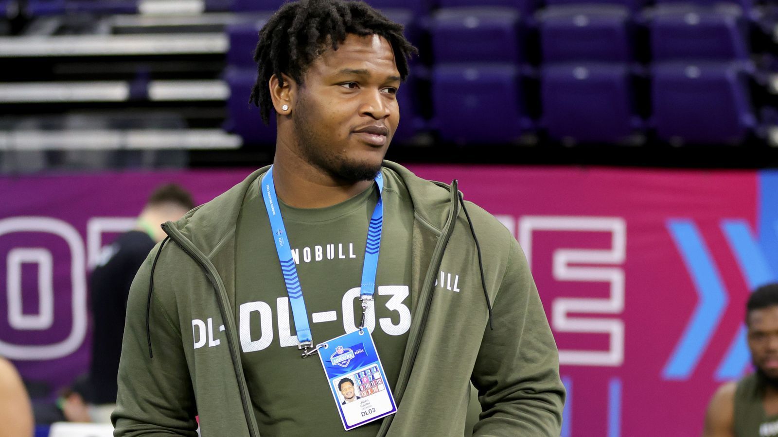 
                <strong>6. Pick: Detroit Lions - Jalen Carter (DT)</strong><br>
                Bei Jalen Carter hingegen steht hinter seinen charakterlichen Eigenschaften ein großes Fragezeichen. Zunächst war er in einen tödlichen Autounfall verwickelt, dann erschien er außer Form beim Scouting Combine. Da Carter mit seinem zweifellos riesigen Potenzial als Defensive Tackle aber perfekt in die Defense der Lions passen würde, gibt ihm das Team des deutsch-amerikanischen Receivers Amon-Ra St. Brown eine Chance.
              