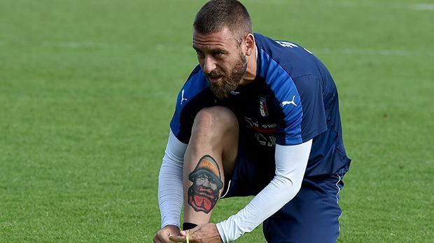 
                <strong>Daniele De Rossi (Italien)</strong><br>
                Die tätowierte Grätsche im Warndreieck auf der Wade von Daniele De Rossi ist bekannt. Auf seinem Schienbein hat er aber ein mindestens ebenso auffälliges Tattoo. Für seine Tochter Gaia zieren Teletubbies seinen rechten Oberarm.
              