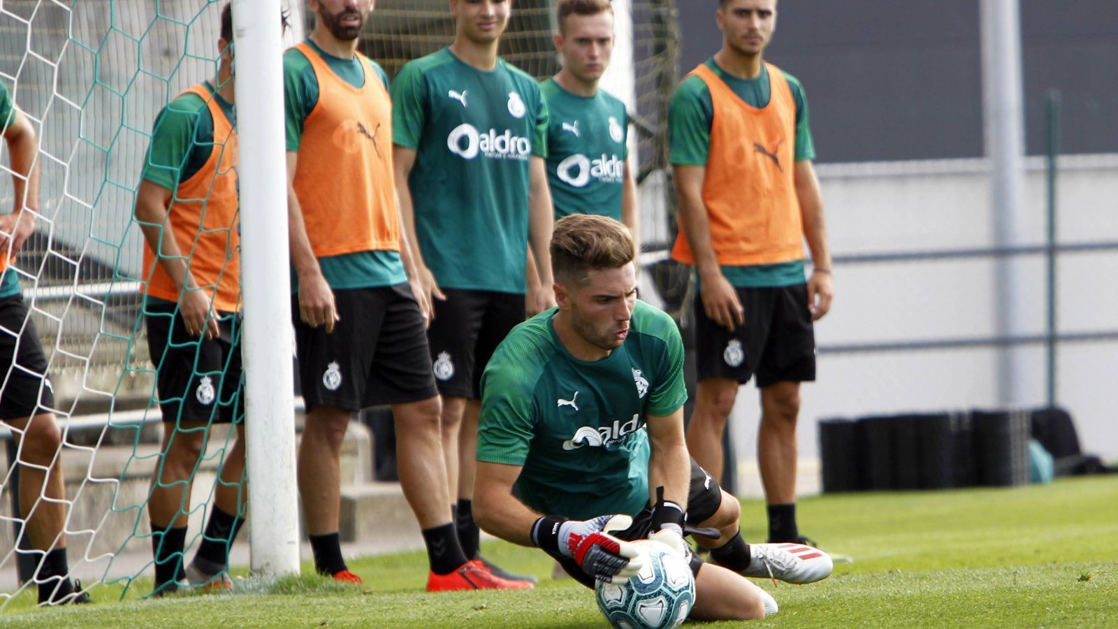 
                <strong>Luca Zidane (Racing Santander)</strong><br>
                Reals Trainersohn Luca Zidane durfte in der Vorsaison sein zweites Liga-Spiel für die Madrilenen bestreiten, doch im Torwart-Ranking ist der 21-jährige Franzose dennoch hinter Thibaut Courtois und Keylor Navas angesiedelt. So entschieden sich die Verantwortlichen, Zidane im Sommer 2019 erst einmal zu verleihen und der 1,82 Meter große Schlussmann soll nun beim spanischen Zweitliga-Aufsteiger Racing Santander weitere Erfahrung sammeln. Zidane junior konnte sich zwar auf Anhieb als Stammkeeper in Santander etablieren, doch sein Klub ist in der zweithöchsten Spielklasse nach 24 Begegnungen Tabellenletzter. 
              