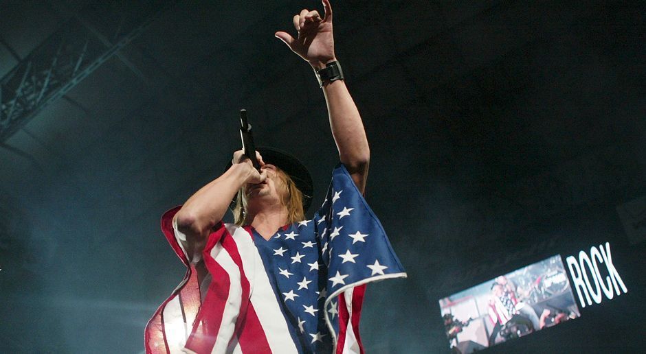 
                <strong>Halftime-Show Super Bowl XXXVIII</strong><br>
                Auch Kid Rock war an der spektakulären Show beteiligt. Eingehüllt in die amerikanische Flagge bot er den Zuschauern ein rockiges Spektakel. Auf dem Feld standen sich übrigens die Carolina Panthers und die New England Patriots gegenüber. Durch den 32:29-Sieg der Patriots gewann der damals 26-Jährige Tom Brady seinen zweiten Super-Bowl-Ring. 
              