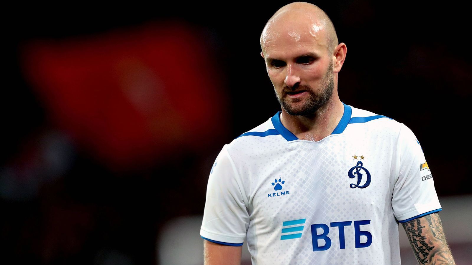 
                <strong>Dinamo Moskau (Premier Liga/Russland)</strong><br>
                Konstantin Rausch (Bild) war schon da, als der russische Erstligist Dinamo Moskau im Sommer 2019 eine spektakuläre Transfer-Offensive startete. So verpflichteten die Moskowiter unter anderem Dortmunds Maximilian Philipp, Ex-Bundesliga-Profi Roman Neustädter sowie den kamerunischen Marseille-Stürmer Clinton N'Jie. In der Tabelle der Premier Liga machen sich die millionenschweren Investitionen bislang aber nicht bemerkbar - im Gegenteil. Der letztjährige Tabellenzwölfte steht derzeit mit zehn Punkten nach elf Spielen auf Rang 14, einem Abstiegs-Relegationsplatz. Der angeblich sechs Millionen Euro teure Neuzugang N'Jie ist bislang noch ohne Treffer, nachdem er kurz nach seiner Verpflichtung sogar für einen kleinen Skandal sorgte. Er startete in den sozialen Medien unabsichtlich ein Live-Video, das ihn tatsächlich beim Sex zeigte.
              