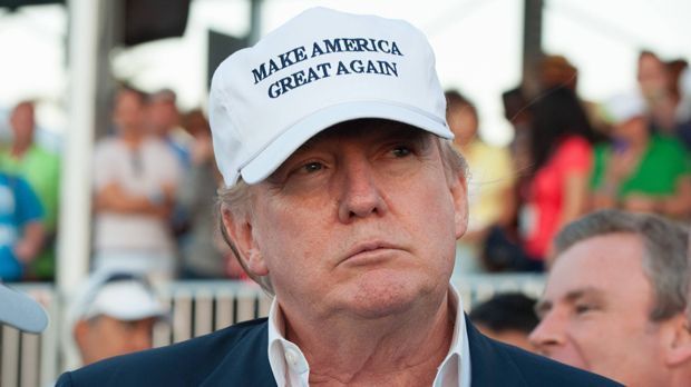 
                <strong>Donald Trump</strong><br>
                Dort empfängt dann Donald Trump die NFL-Champions.
              