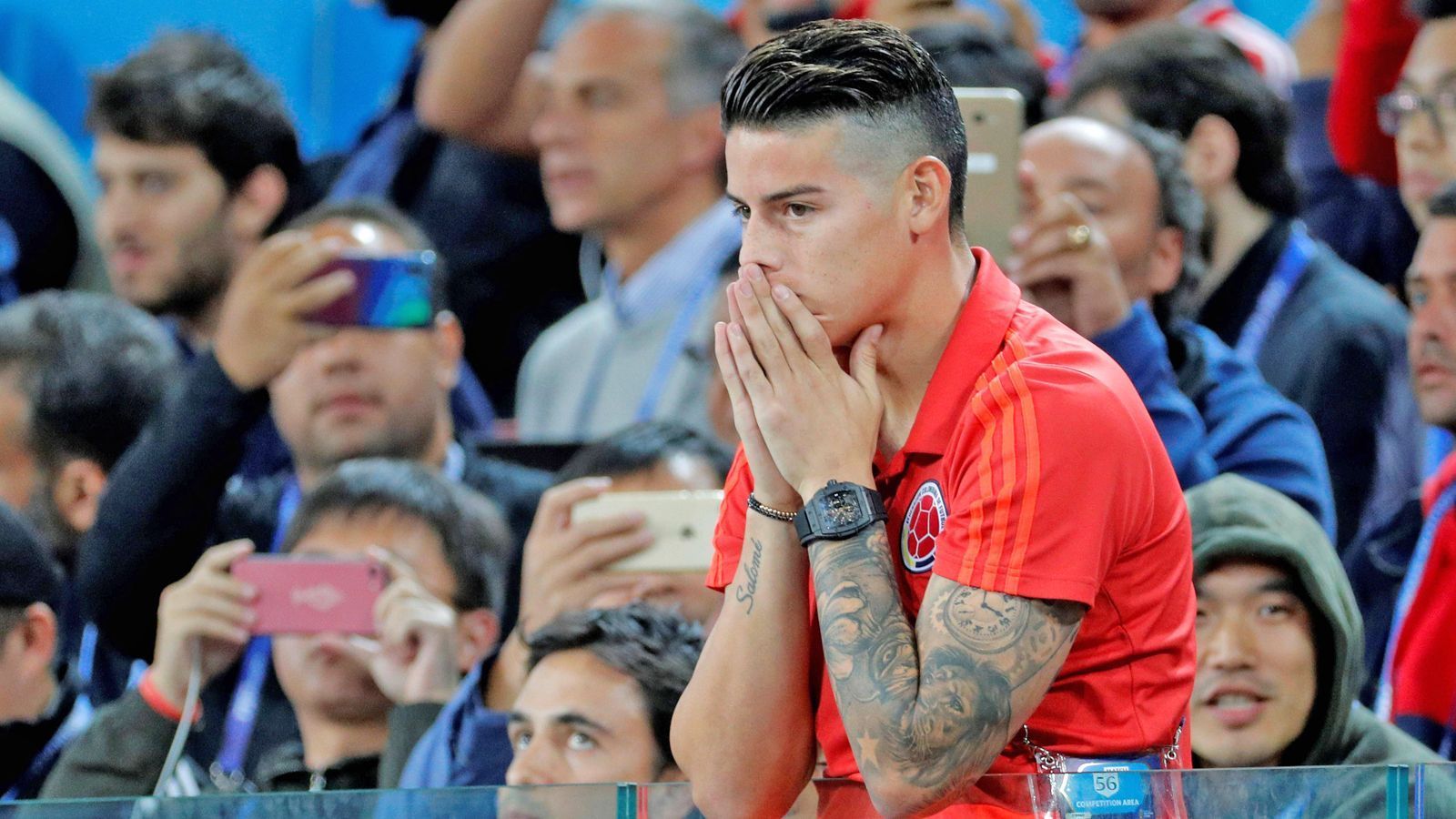 
                <strong>James Rodriguez (Kolumbien)</strong><br>
                Was spielte James Rodriguez für eine WM 2014. Sechs Treffer, Torschützenkönig und Fußball vom Feinsten. Auch für Russland 2018 hatte sich der Bayern-Star viel vorgenommen, und als er auf dem Platz stand, war der Zauber von vor vier Jahren auch sofort wieder zu sehen. Leider fehlte James im Achtelfinale gegen England verletzt. So beschränkte sich das Spiel der Kolumbianer vor allem aufs Treten. Von Zauber und filigraner Spielkunst nichts zu merken. James weinte nach dem Ausscheiden auf der Tribüne - und Fans des guten Fußballs weinten mit.
              