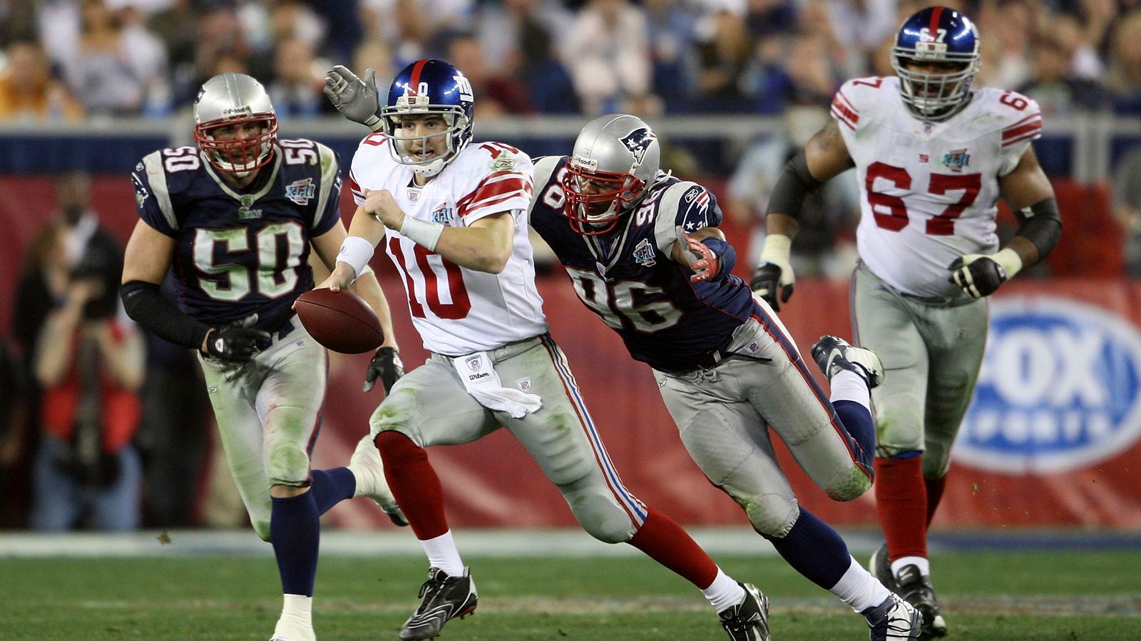 
                <strong>2008 - Super Bowl XLII - New York Giants</strong><br>
                2008 war wieder ein Mitglied aus der Manning-Dynastie dran - diesmal der jüngere Bruder. Quarterback Eli Manning von den New York Giants stahl seinem Gegenüber Tom Brady die Show und fügte den New England Patriots die erste Niederlage der Saison zu. 17:14 gewannen die "G-Men".
              