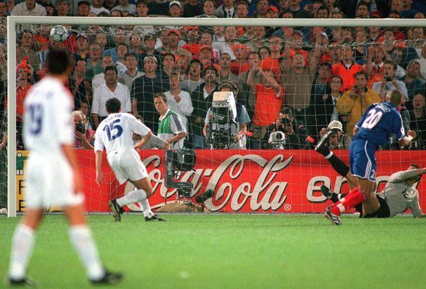 
                <strong>EM-Finale 2000 - David Trezeguet</strong><br>
                Vier Jahre nach Bierhoffs Siegtor war es wieder ein Einwechselspieler, der das EM-Finale mit einem Golden Goal entschied. In der 103. Minute schoss Frankreichs David Trezeguet sein Team ins Glück.
              