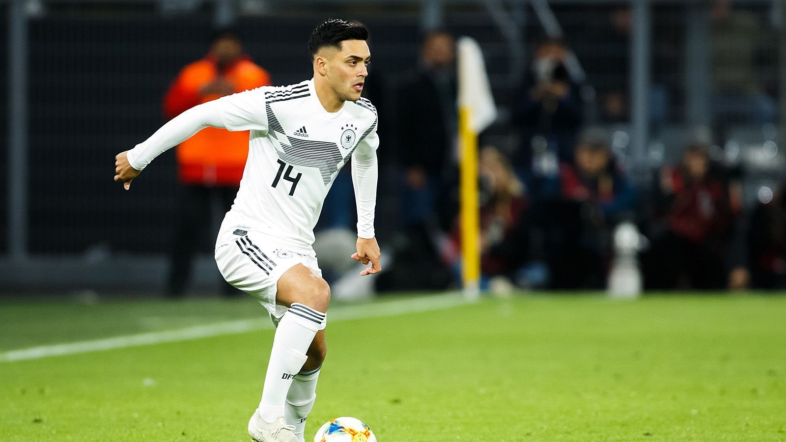 
                <strong>Mittelfeld</strong><br>
                Nadiem Amiri (Bayer Leverkusen): Vor seiner ersten Nominierung für die DFB-Elf hatte Jogi Löw keine aktuelle Nummer von Amiri. Die hat er jetzt zwar, aber für die Euro 2020 wird er die noch nicht brauchen. Wie Serdar ein Mann für 2022, die Euro 2020 kommt für Amiri aber wohl noch zu früh. ran-Fazit: Außenseiterchancen
              