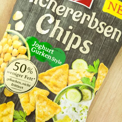 Kichererbsen Chips funny frisch auf Holz