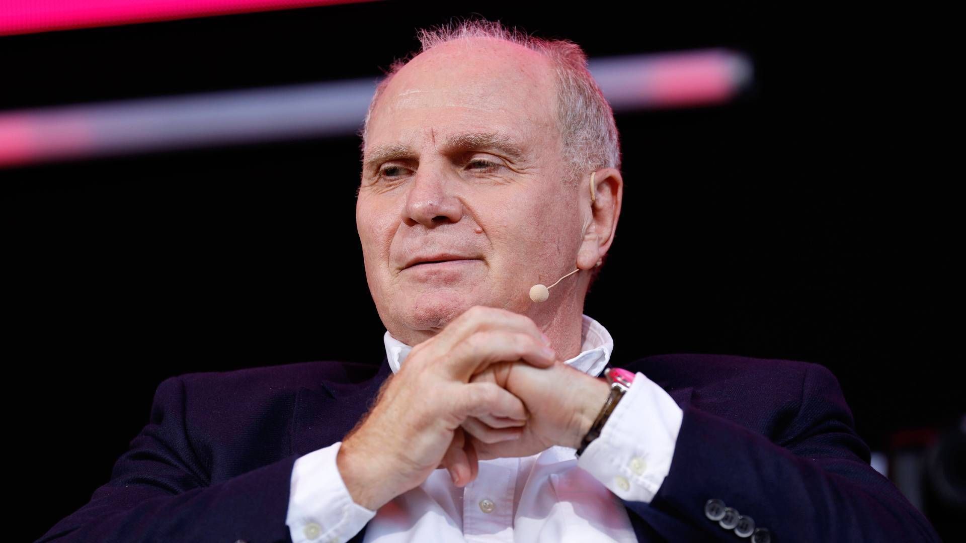 
                <strong>Uli Hoeneß (Ehrenpräsident FC Bayern München)</strong><br>
                Wenn es um die Frage nach Macht beim FC Bayern geht, fällt immer der Name Uli Hoeneß. Als Manager und großer Visionär machte er den Klub zur Nummer eins in Deutschland, auch als Präsident und Aufsichtsratschef hatte er maßgeblichen Einfluss auf das Tagesgeschäft und Anteil am weltweiten Erfolg des Vereins. Doch diese Zeiten sind vorbei. Mit seinen 71 Jahren und als Ehrenpräsident redet er intern zwar gerne noch mit, aber in die erste Reihe der Entscheider will er nicht mehr zurückkehren. Auch wenn ihm die aktuelle Verfassung "seines" FCB sicher nicht gefällt, so ist er keine realistische Option auf die Kahn-Nachfolge.
              