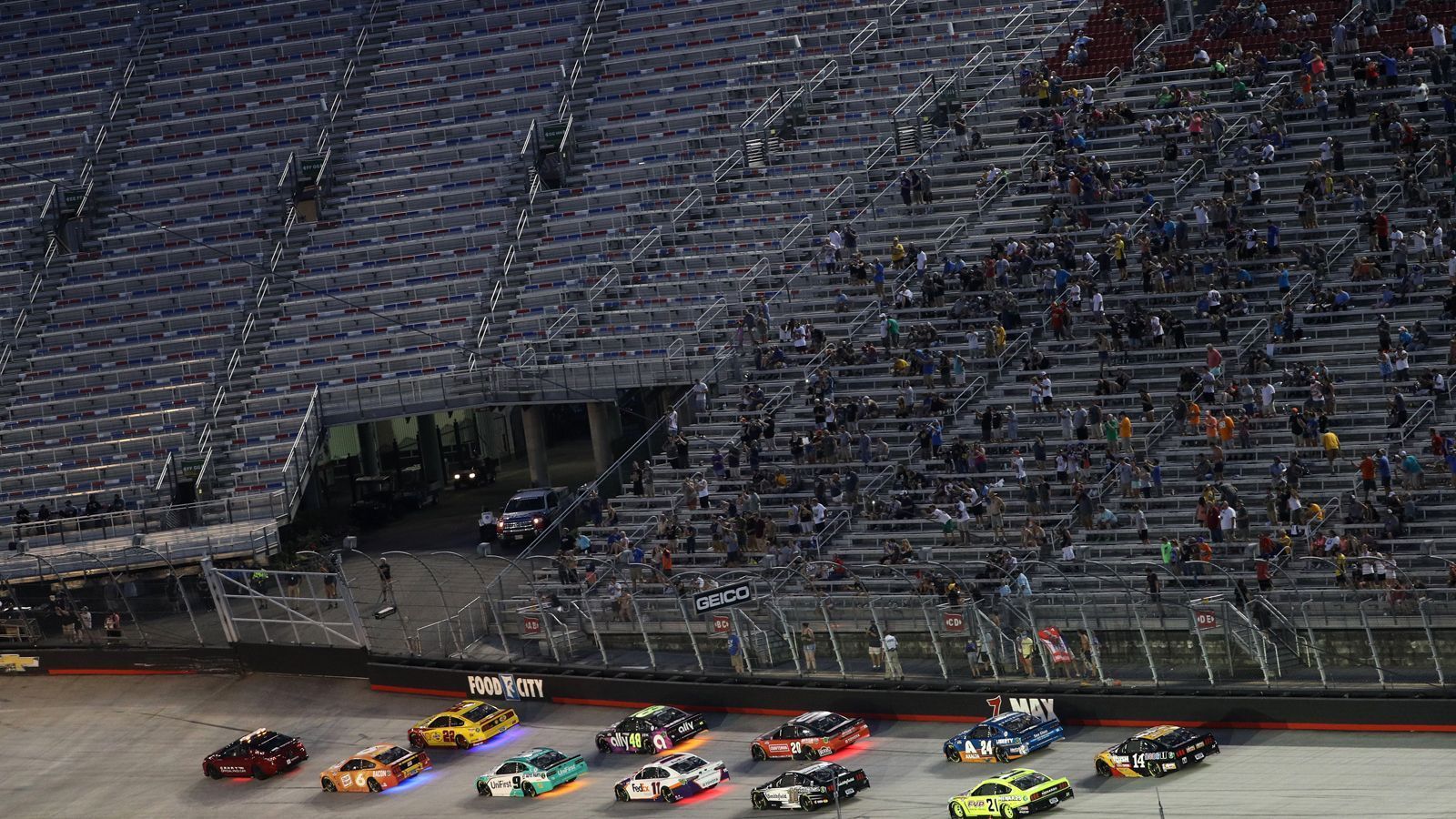 
                <strong>Trotz Coronavirus-Alarm: 20.000 Fans bei der NASCAR</strong><br>
                Das All-Star-Rennen ist 2020 erst zum zweiten Mal seit seiner Gründung im Jahr 1985 vom Charlotte Motor Speedway weg verlegt worden, da North Carolina keine Zuschauer erlaubt.
              