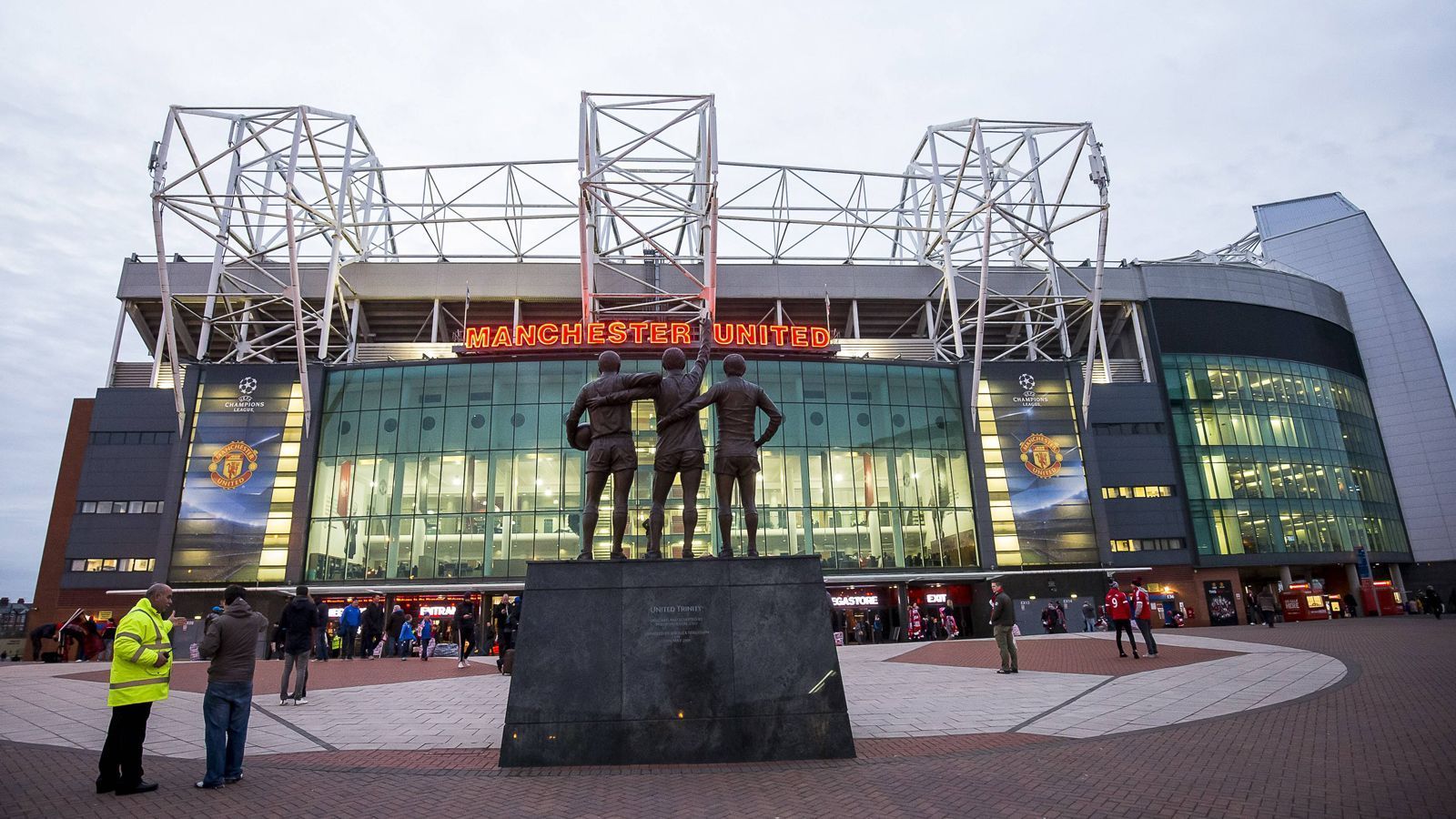 
                <strong>Manchester United</strong><br>
                Während andere Vereine ihre Stadien ausbauen, wird Manchester United das Old Trafford von 75.000 Plätzen auf 73.300 Plätze zurückbauen. Hintergrund der Umbaumaßnahmen soll sein, dass das Stadion des englischen Rekordmeisters behindertengerecht wird. Kurios: Laut "Sun" könnte United während des Umbaus ausgerechnet im Stadion des Erzrivalen Manchester City spielen, zudem dürfte Bolton als möglicher Ausweichort im Gespräch sein.
              