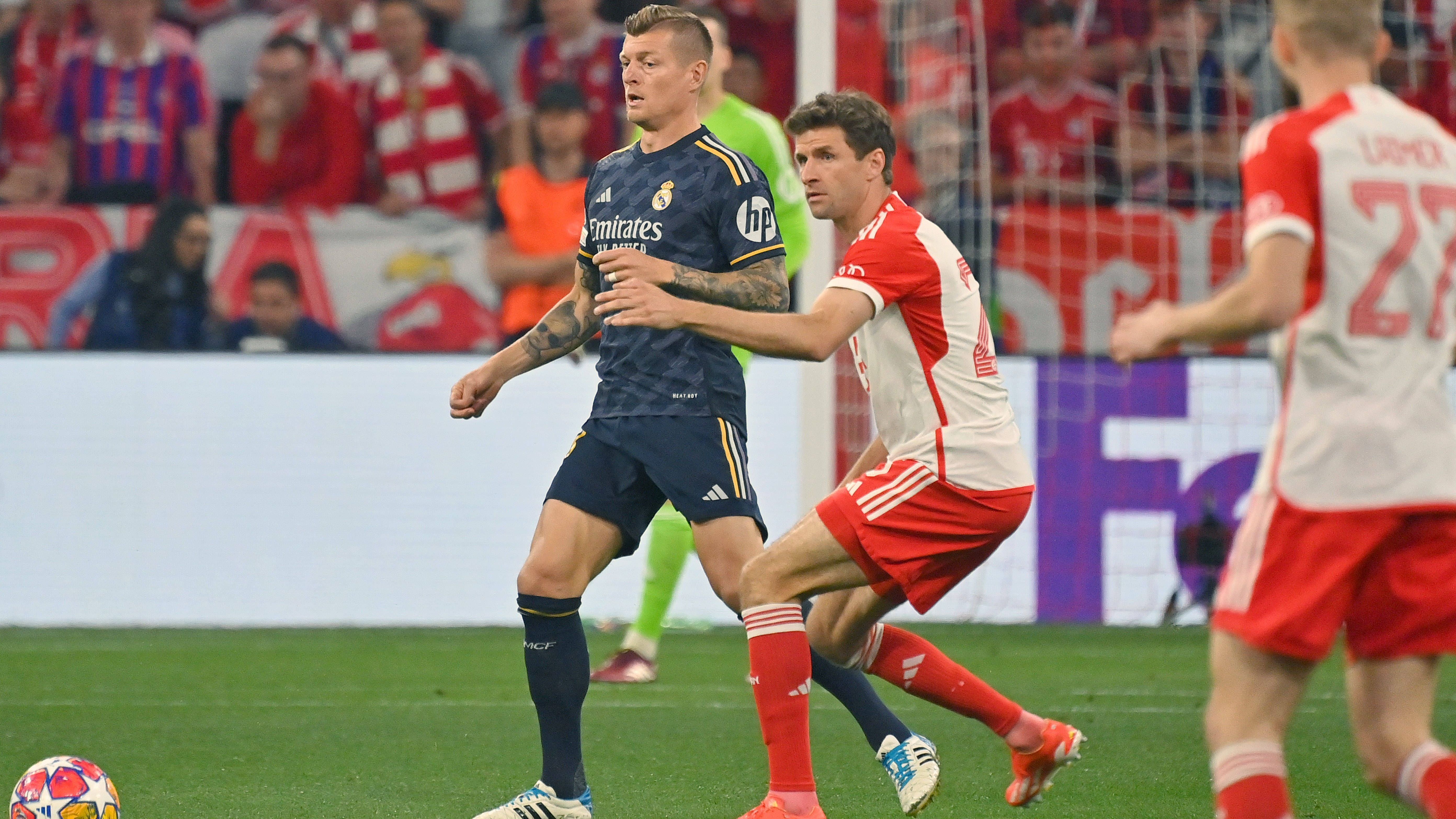 <strong>Kroos vs. Müller</strong><br>Die beiden Nationalmannschaftskollegen Toni Kroos und Thomas Müller kennen sich schon seit ihren Teenager-Zeiten. Dementsprechend sind sich die beiden Mittelfeld-Asse auch der jeweils anderen Stärken bewusst. Und die werden im Halbfinal-Rückspiel zwischen Real und den Bayern mehr als wichtig.