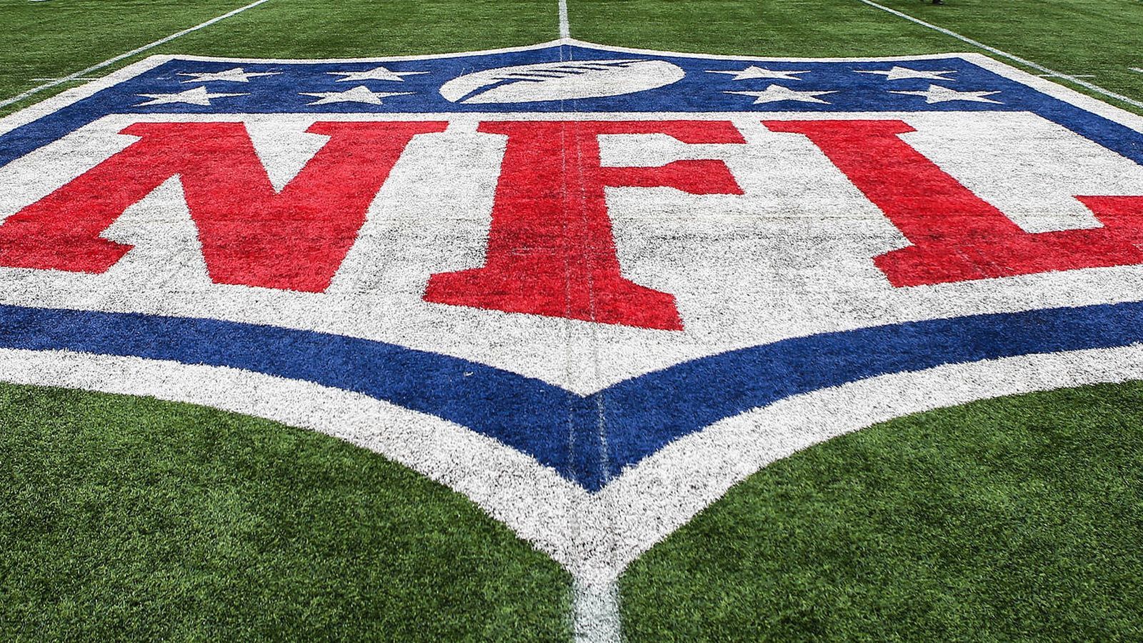 <strong>Der letzte Verkaufspreis der NFL-Teams</strong><br>Die NFL ist Big Business, die Owner investieren große Summen, um ein Team zu besitzen. Allerdings ist alles eine Frage der Zeit. Während die Chicago Bears einst für einen aus heutiger Sicht Spottpreis verkauft wurden, waren in den vergangenen Jahren Milliarden-Beträge fällig. <strong><em>ran</em></strong> zeigt, wann und für welche Summe jedes NFL-Team zuletzt verkauft wurde.