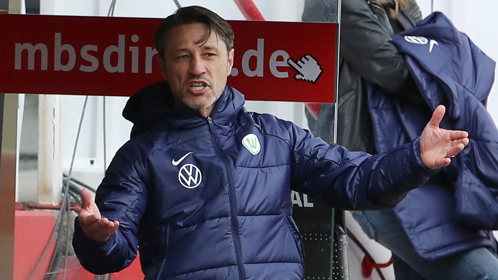 
                <strong>Auch Kovac kriegt die Wölfe nicht auf Kurs</strong><br>
                Noch tiefer unten drin steckt der VfL Wolfsburg. Dabei hatte man sich vor der Saison mit Niko Kovac extra einen neuen Trainer zugelegt. Doch bei den Wölfen will der Motor seit über einem Jahr nicht richtig anspringen. Die Folge: In dieser Zeit verschliss der VfL vier verschiedene Trainer. Doch auch die Ausbeute unter dem ehemaligen Bayern-Coach Kovac ist mit fünf Punkten alles andere als gut. Schon jetzt steht auch Kovac mächtig unter Druck. Nach der Pleite in Berlin kritisierte er seine Mannschaft hart.
              