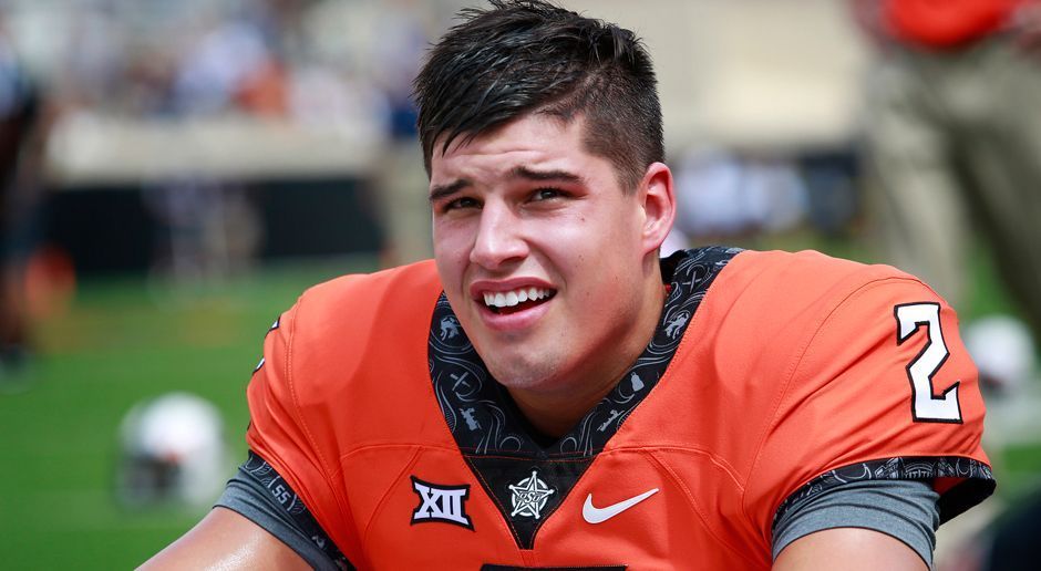 
                <strong>Mason Rudolph - Oklahoma State University</strong><br>
                Mason Rudolph führt die Liste aller College-Quarterbacks mit 4553 Passing Yards an. Trotzdem gibt es viele Kritiker, die sowohl Rudolphs Technik, als auch seine Athletik bemängeln. Realistisch für den OSU-Quarterback wäre ein Pick in Runde zwei bis vier.
              