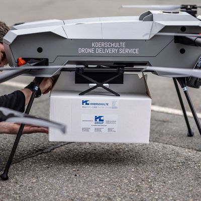 Aufnahme einer Drohnen-Logistik-Airline: Pakete aus der Luft