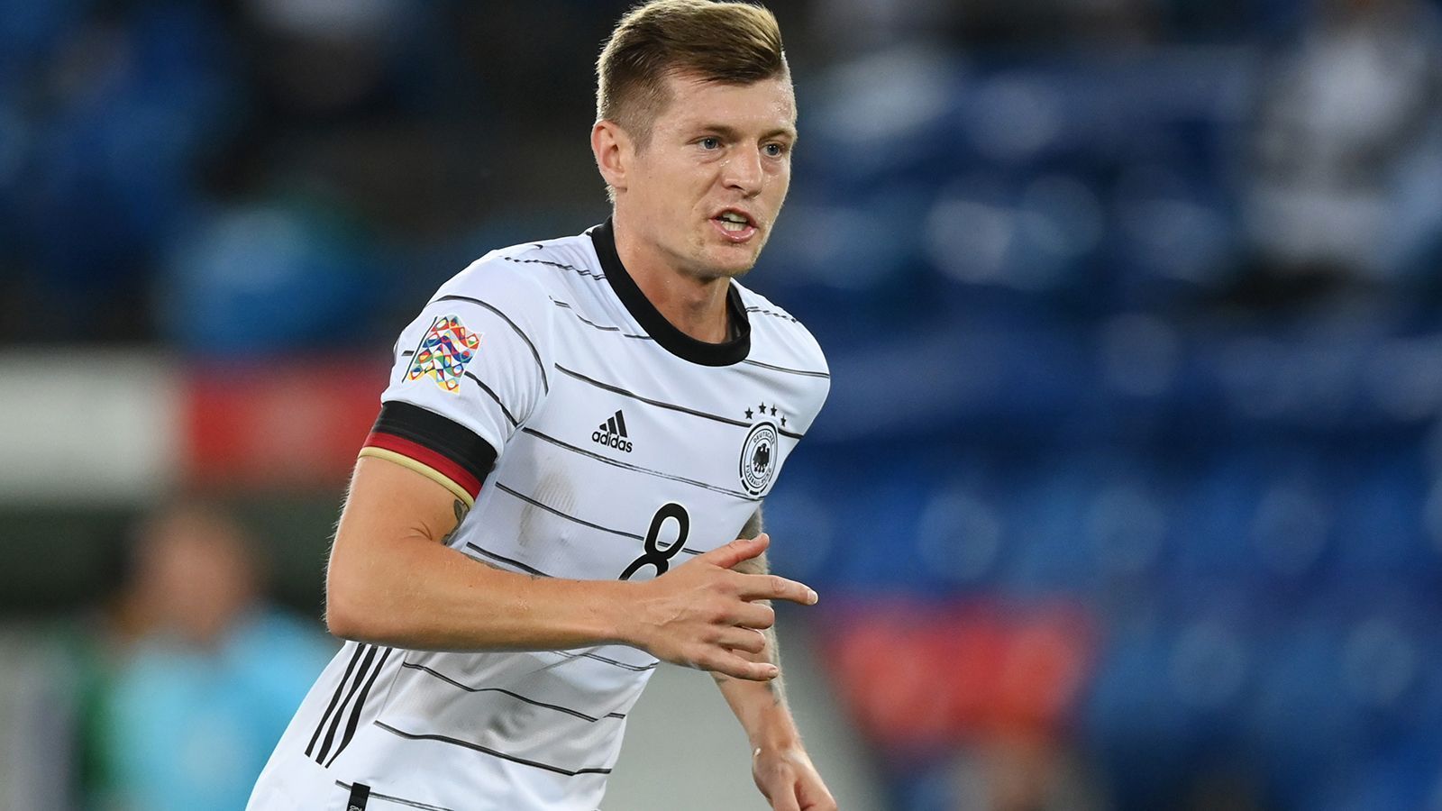 
                <strong>Toni Kroos</strong><br>
                Der als Kapitän auflaufende Toni Kroos ist der Dreh- und Angelpunkt im Spiel der Deutschen, hat sehr viele Ballkontakte, beweist Übersicht und Passgenauigkeit, arbeitet auch gegen den Ball stark mit und spult ein ordentliches Laufpensum herunter. In der zweiten Halbzeit fehlen ihm allerdings die großen Ideen. ran-Note: 3
              