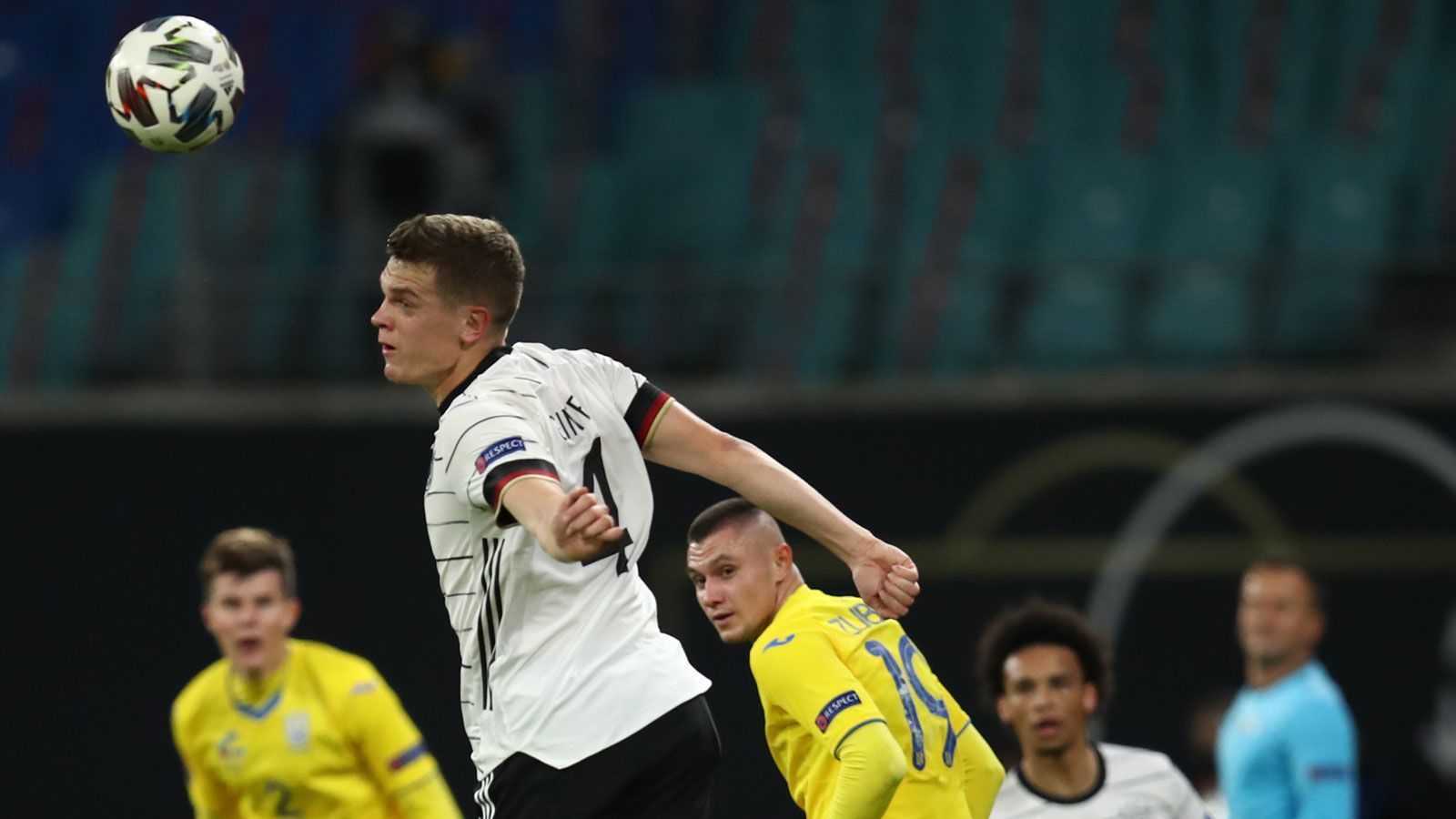 
                <strong>Matthias Ginter</strong><br>
                Man merkt ihm an, dass er sich auf der rechten Seite eher unwohl fühlt. Viele Angriffe kommen über seine Seite, dazu gelingt ihm offensiv nur wenig. Immerhin: Die Vorlage für Werner zum 3:1 kommt punktgenau. ran.de-Note: 4
              