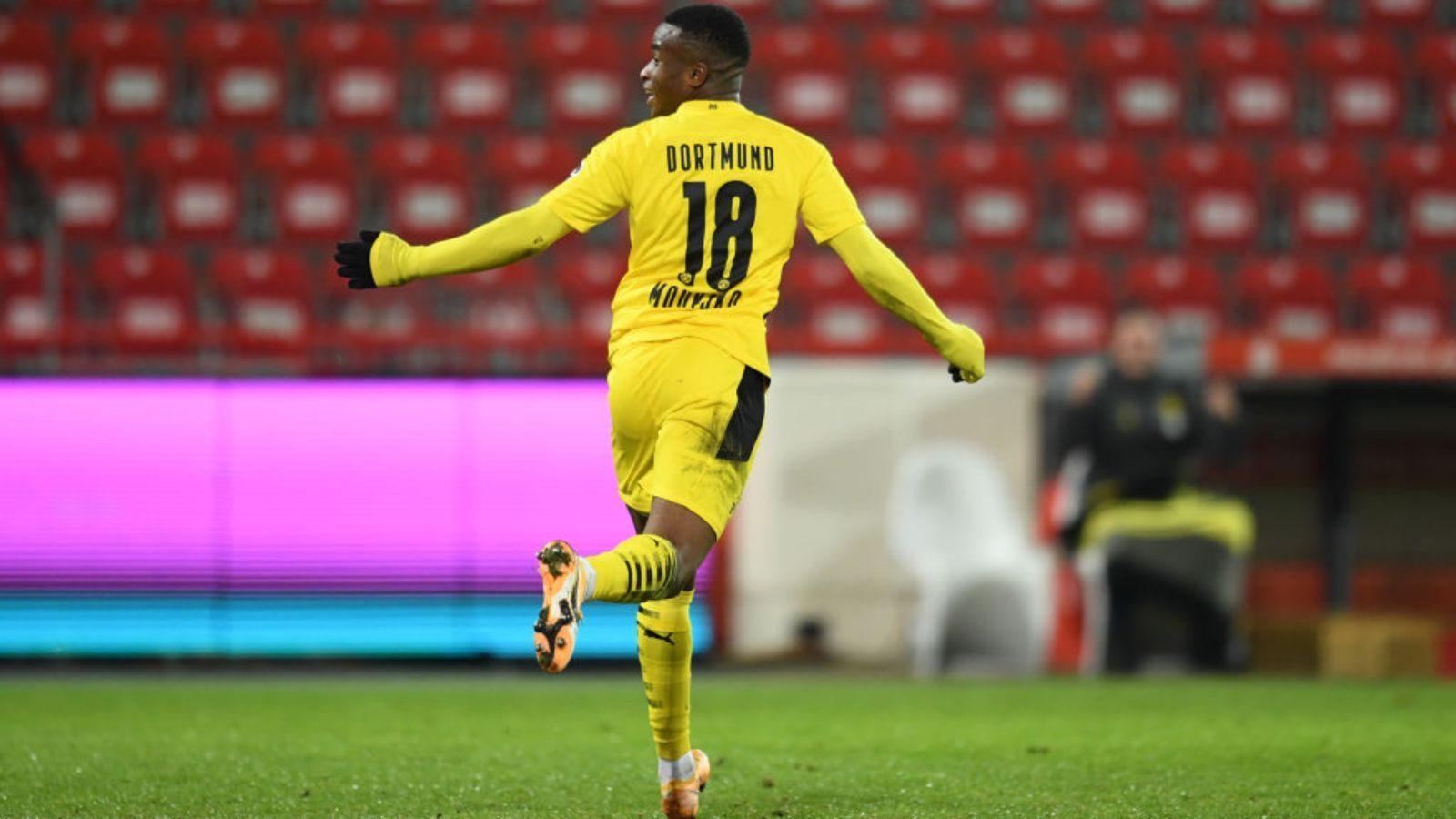 
                <strong>Youssoufa Moukoko (Borussia Dortmund) - bei EM dabei</strong><br>
                Youssoufa Moukoko ist der schillerndste und bekannteste Name der Debütanten. Der jüngste Bundesliga-Spieler aller Zeiten (16 Jahre und ein Tag) gab seinen Einstand bei Dortmunds 5:2-Sieg bei Hertha BSC am 22. November letzten Jahres. In zwölf Spielen traf der Angreifer zweimal, ein U21-Länderspiel hat er noch nicht.
              