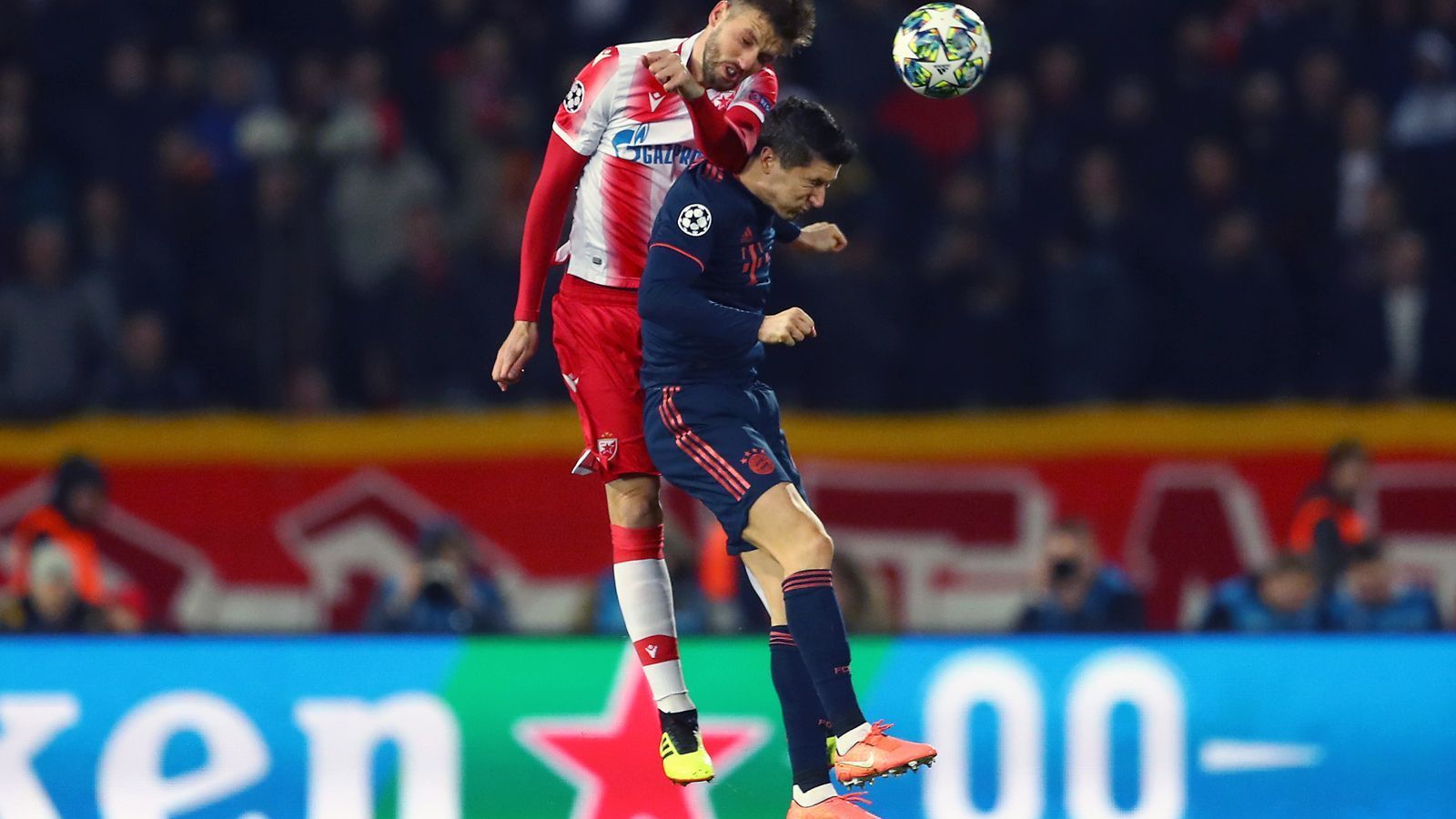 
                <strong>Robert Lewandowski</strong><br>
                Schon nach sechs Minuten läuft er unter Bedrängnis auf das Tor zu, verfehlt aber sein Ziel. Wegen Tolissos Handspiel wird sein erster Treffer noch annulliert, doch seine Tore sind nur aufgeschoben. Nach der Pause holt Lewandowski gegen Ex-1860-München-Profi Degenek einen Handelfmeter raus und verwandelt diesen gewohnt sicher. Binnen elf Minuten lässt er zwei weitere Treffer folgen - jeweils per Kopf. Doch damit nicht genug: Nummer vier folgt in Minute 67 auf Vorlage von Perisic. Sein unvergesslicher Arbeitstag endet vorzeitig, weil für ihn Müller in die Partie kommt. ran-Note: 1
              